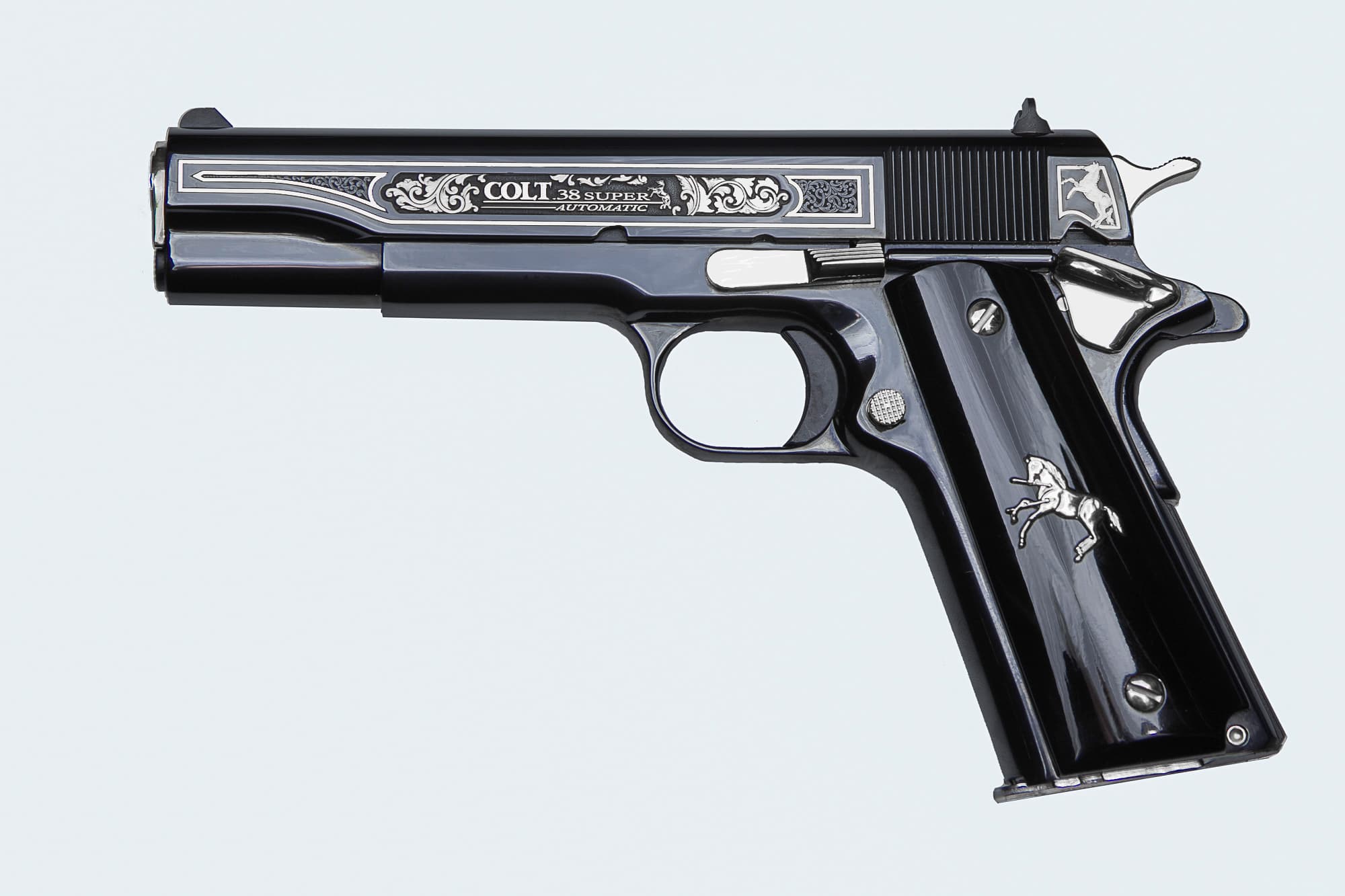 Colt Oscuro Y Plata
